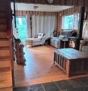 een woonkamer met een bank en een tafel bij Wild Rose Vacation Property Kenai Ak in Kenai