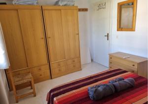 a bedroom with a bed and a wooden cabinet at Apartamento a 4 minutos andando de la playa in Dehesa de Campoamor