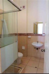 een badkamer met toilet en wastafel bij Santa Marta Casona in Arequipa