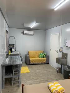 Posezení v ubytování BEE LOCAL LABHOUSE