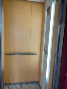 een kamer met een muur met een metalen plank bij Viviendas Turísticas Los Cubos de Llanes 3 in Llanes