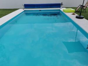 uma grande piscina com água azul em Alquiler de Hermosa Casa sola con Piscina Privada em Los Limones