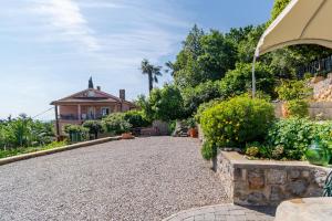 Vonkajšia záhrada v ubytovaní Apartments by the sea Medveja, Opatija - 7720