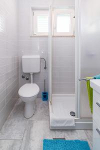 een badkamer met een toilet en een douche bij Apartments by the sea Medveja, Opatija - 7720 in Lovran