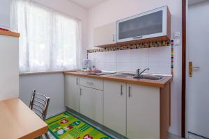 Kuchyňa alebo kuchynka v ubytovaní Apartments by the sea Medveja, Opatija - 7720