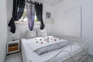 Posteľ alebo postele v izbe v ubytovaní Family friendly apartments with a swimming pool Novi Vinodolski - 2419 + 37 fotografií