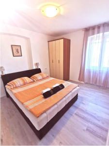 - une chambre avec un grand lit dans l'établissement Apartments with a parking space Zman, Dugi otok - 449, à Žman