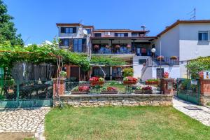 dom z ogrodzeniem i ogródkiem w obiekcie Apartments by the sea Banjole, Pula - 3002 w Puli
