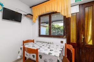 Telewizja i/lub zestaw kina domowego w obiekcie Apartments by the sea Banjole, Pula - 3002