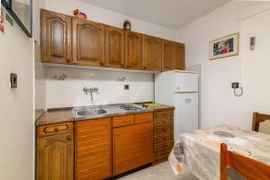 Kuchnia lub aneks kuchenny w obiekcie Apartments by the sea Banjole, Pula - 3002