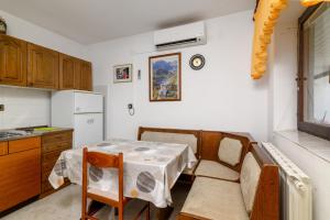 Kuchnia lub aneks kuchenny w obiekcie Apartments by the sea Banjole, Pula - 3002