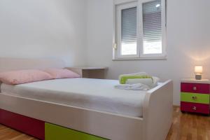 1 dormitorio con 1 cama con armarios de color rosa y verde en Apartments with WiFi Kastel Kambelovac, Kastela - 21520, en Kaštela