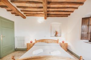 A bed or beds in a room at Podere San Giorgio