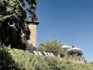 una fila de sillones sentados en una pared en Podere San Giorgio, en Palaia