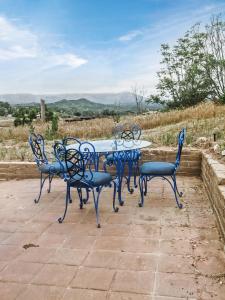 a table with four chairs and a table with a view at George Gardens in Ramona