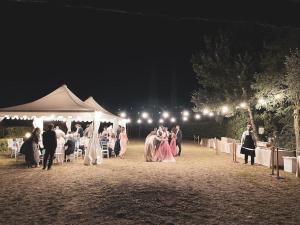 een groep mensen die door het gangpad lopen op een bruiloft bij Podere San Giorgio in Palaia