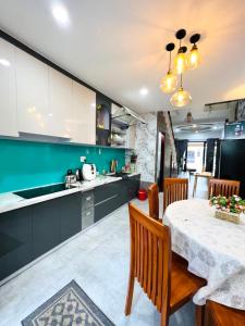 une cuisine et une salle à manger avec une table et des chaises dans l'établissement 1A/45 Hồ Quý Ly, à Vung Tau