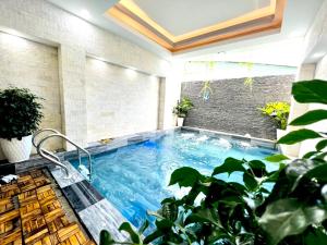 - une piscine dans une pièce ornée de plantes dans l'établissement 1A/45 Hồ Quý Ly, à Vung Tau