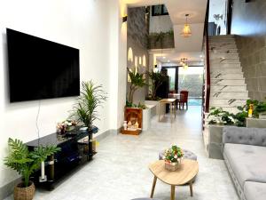 - un salon avec une grande télévision murale dans l'établissement 1A/45 Hồ Quý Ly, à Vung Tau