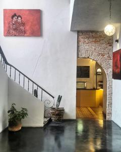 聖路易斯波托西的住宿－Casa Maka，墙上画画的建筑物的楼梯
