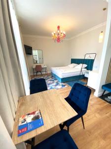 Posteľ alebo postele v izbe v ubytovaní Apartamenty Pałacowe