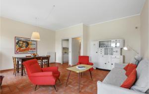 CapranicaにあるStunning Apartment In Capranica Vt With Wifiのリビングルーム(ソファ、椅子、テーブル付)