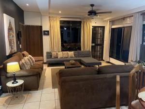 sala de estar con 2 sofás y sofá en Paraíso Natural a 15min de playa, en Cóbano