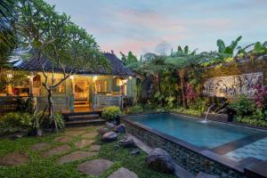 una casa con piscina en el patio en Heart of Bali Villa, en Ubud