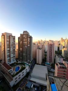 - une vue sur les toits de la ville avec de grands bâtiments dans l'établissement Studio Apartamento - Bela Vista São Paulo Centro, à São Paulo