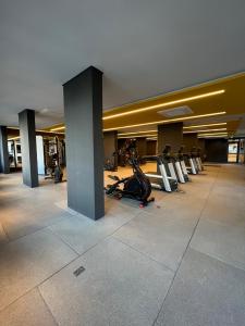 une salle de sport avec de nombreux équipements d'exercice dans un bâtiment dans l'établissement Studio Apartamento - Bela Vista São Paulo Centro, à São Paulo