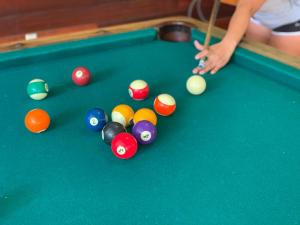 une femme jouant au billard dans l'établissement Real de Chapala, à Ajijic