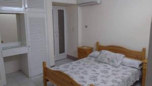 1 dormitorio con cama, ventana y espejo en قرية جامعة القاهرة الكيلو 44 الساحل الشمالى 10, en Dawwār Abū Maḩrūs