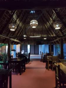 a dining room with tables and chairs and chandeliers at HOTEL EL VIAJERO in La Libertad