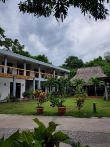 a building with a courtyard with trees and plants at HOTEL EL VIAJERO in La Libertad