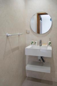 西迪布濟德的住宿－Duplex La rose neuf et elegant，一间带水槽和镜子的浴室