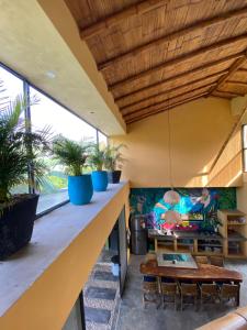 un salon avec une table et des plantes dans l'établissement Bio Casa Inusual, à Girardot