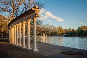 un kiosque avec des colonnes blanches à côté d'un lac dans l'établissement 9 DE JULIO Y OROÑO ROSARIO, à Rosario