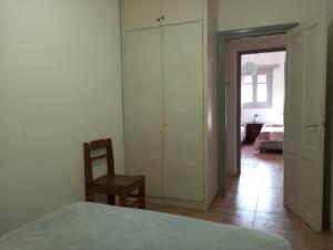 Habitación con 1 cama, 1 silla y 1 dormitorio. en Artemisa, en Piriápolis
