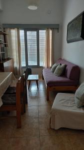 sala de estar con 2 camas y sofá en Artemisa, en Piriápolis