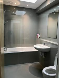 y baño con lavabo, ducha y aseo. en 2 Bedroom 2 bathroom Apartment 8 including free parking en Bromley