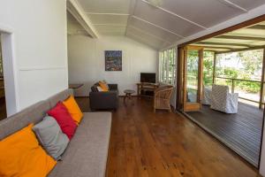 A seating area at Reef Coast Cottage Formerly Bevs on the Beach