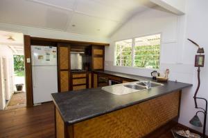 A kitchen or kitchenette at Reef Coast Cottage Formerly Bevs on the Beach Még 12 kép