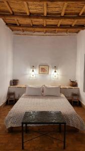 1 dormitorio con 1 cama con 2 luces en la pared en Sel d Ailleurs, Atlas Mountain Retreat - adults only en Ouirgane