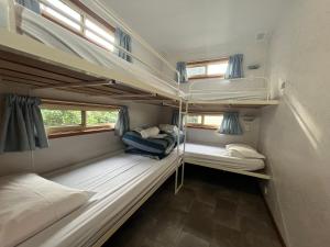 Двох'ярусне ліжко або двоярусні ліжка в номері Long Jetty Caravan Park