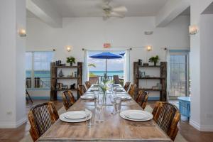 un comedor con una mesa larga con sillas en Cocodimama Resort Hotel Room en James Cistern