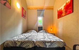 um quarto com uma cama num quarto com uma janela em Awesome Home In Meijel With Sauna em Meijel