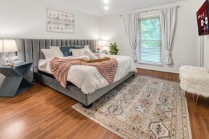 Ένα ή περισσότερα κρεβάτια σε δωμάτιο στο Vibrant South CLT Oasis, 3BRs, Patio, Fire Pit