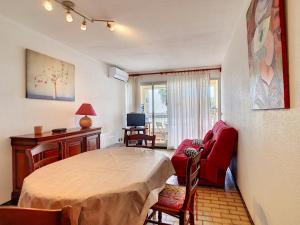 Posedenie v ubytovaní Appartement Climatisé avec Cabine et Parking Privé, à Deux Pas de la Plage, WiFi Inclus - FR-1-715-7