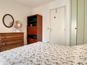 Posteľ alebo postele v izbe v ubytovaní Appartement Climatisé avec Cabine et Parking Privé, à Deux Pas de la Plage, WiFi Inclus - FR-1-715-7
