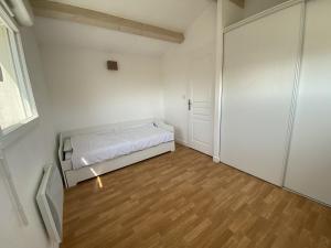 Posteľ alebo postele v izbe v ubytovaní Maison récente calme à Fouras, près de la mer, 3 chambres, terrasse, garage et parking - FR-1-709-40